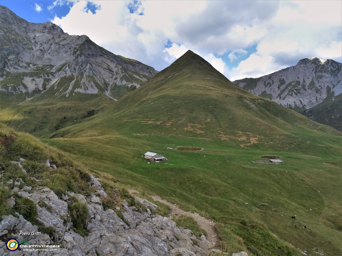 65 Discesa sul sent. 237 al pianoro pascolivo di Camplano con vista in Zucco degli agnelli (2057 m).JPG